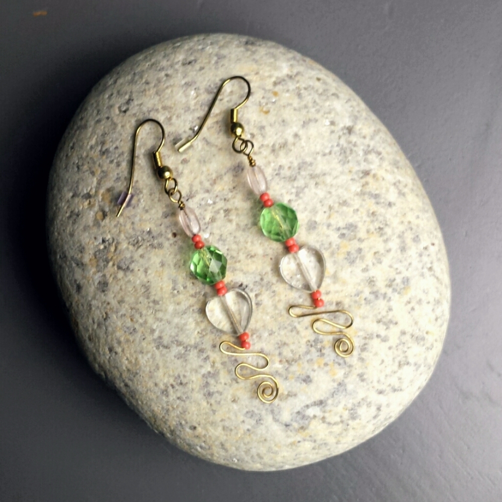 NWT Hand Crafted Goldtone Beaded Heart Dangle Earrings - Picture 1 of 2